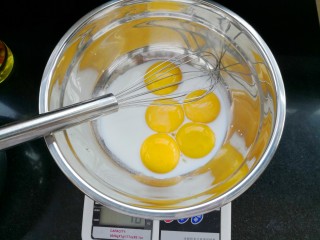 数字蛋糕,蛋黄加入牛奶搅拌均匀