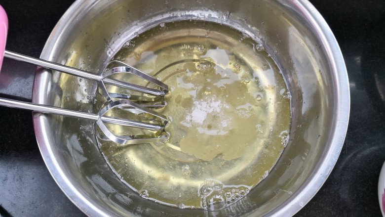 数字蛋糕,用电动打蛋器打至鱼眼泡时加入三分之一白砂糖，分三次加入打至硬性发泡