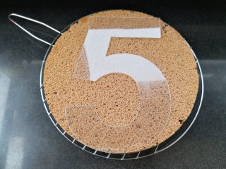 数字蛋糕,把需要做的数字蛋糕模具放在蛋糕上摆好位置