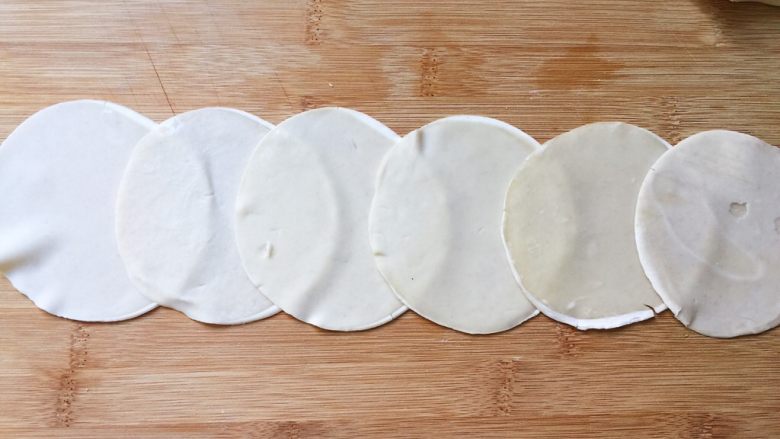 饺子皮版快手葱油饼,饺子皮排排队，相交的地方可以抹点水