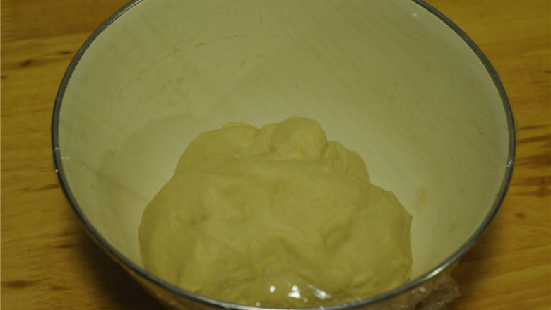 无黄油版绵软奶油紫薯面包,中种面团里的食材混合，揉成团后放在容器里，盖上保鲜膜，放在冰箱里冷藏发酵