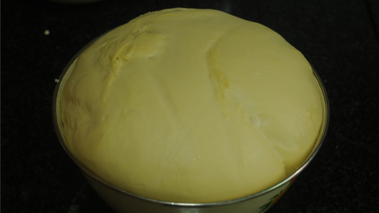 无黄油版绵软奶油紫薯面包,放在温暖的地方二发至两倍大