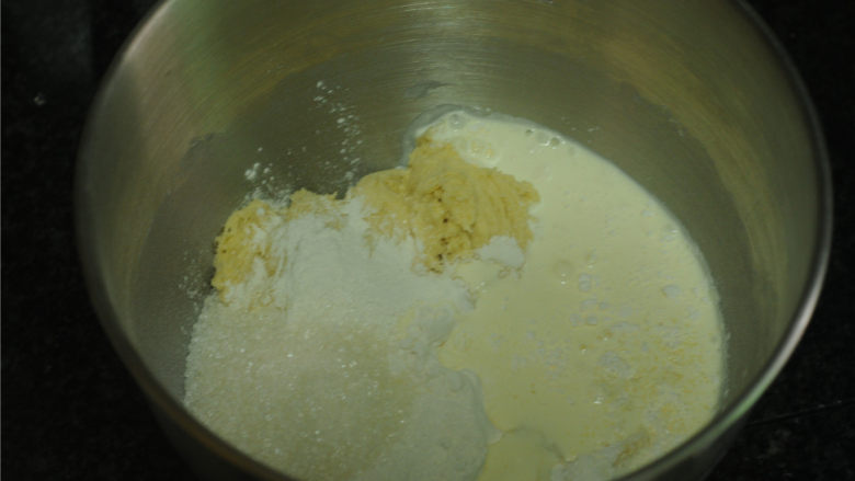 无黄油版绵软奶油紫薯面包,将发酵好的面团撕碎，放入厨师机，加入主面团里的食材，揉至出膜