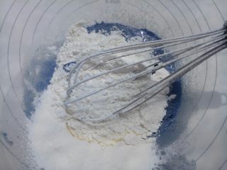蝶豆花打糕蜜豆蛋糕卷,筛入低筋面粉用手动打蛋器"Z"字形搅匀。
