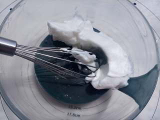 蝶豆花打糕蜜豆蛋糕卷,取三分之一蛋白放入蛋黄糊里翻拌均匀。