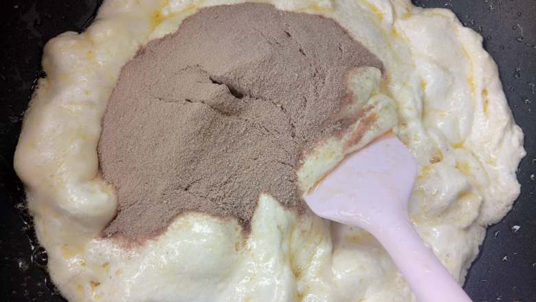 奥利奥雪花Q饼,棉花糖不要炒时间长(时间长了就不拉丝了)，见化就放奶粉巧克力粉，关火翻炒。
