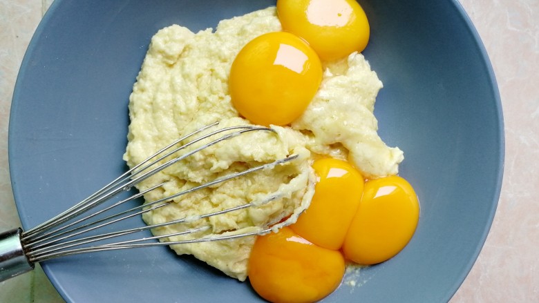 玉米戚风蛋糕,放入蛋黄，我做的是两个六寸的量，用了五个鸡蛋
