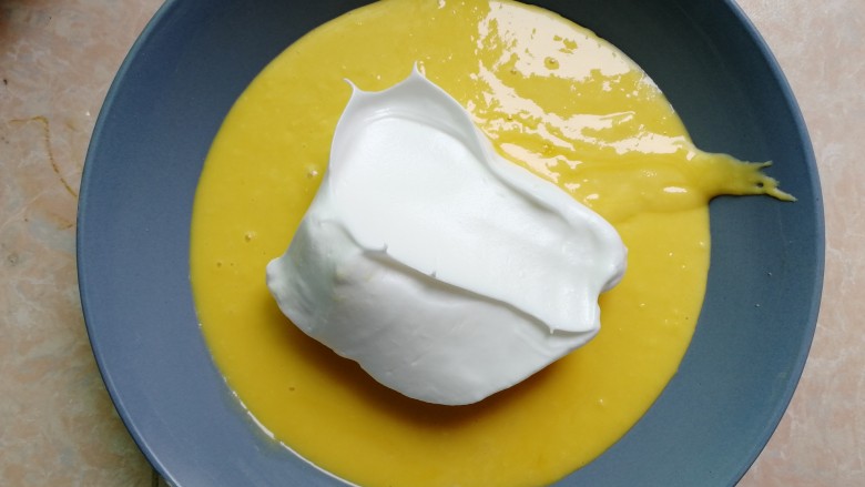 玉米戚风蛋糕,取三分之一蛋白糊，放入蛋黄糊，翻拌均匀