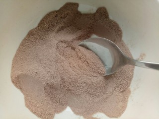 奥利奥雪花Q饼,奶粉与巧克力粉放一起，加入盐搅拌均匀。