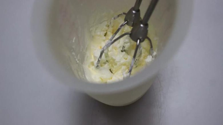 夏日小清新~抹茶星冰乐,淡奶油加奶酪和细砂糖打发至可以裱花的状态。