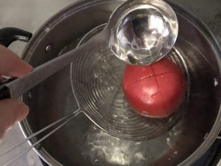 万箭穿肠意面（串肠意面）,煮面的时间，烧开水，西红柿划十字刀口，开水烫一下比较容易去皮.