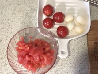 万箭穿肠意面（串肠意面）,大番茄切丁，小番茄洗净，鹌鹑蛋煮熟剥壳