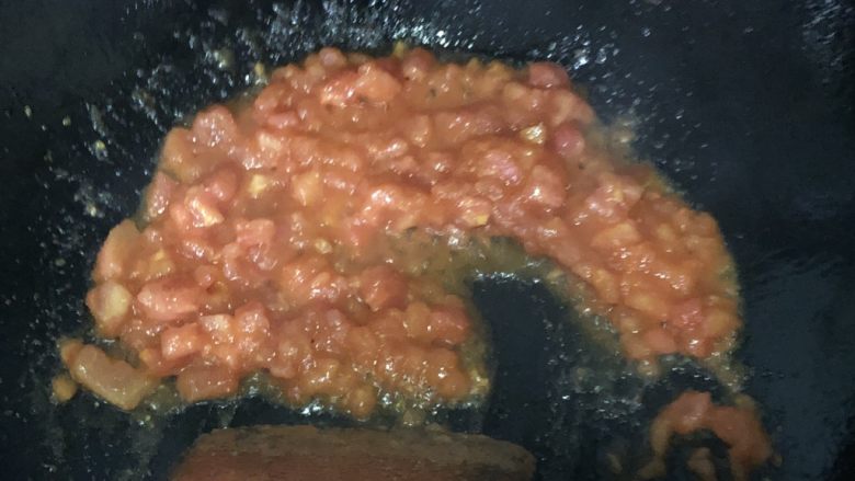 万箭穿肠意面（串肠意面）,炒锅烧热，放适量油，放入番茄丁 加一点点盐，煸炒出沙
