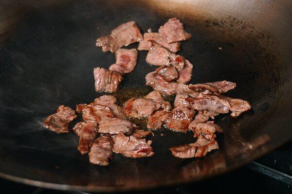 牛肉炒时蔬,把牛肉铺开煎。两面各煎个30秒就可以了。