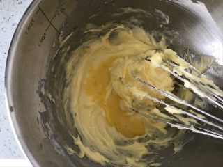 棋格小方,分两次加入全蛋液，全蛋液必须是室温的，不要用冷藏的，会导致黄油与蛋液油水分离。每次加入全蛋液都要搅拌均匀再加入下一次，不需要打发，直接手抽搅拌就可以。
