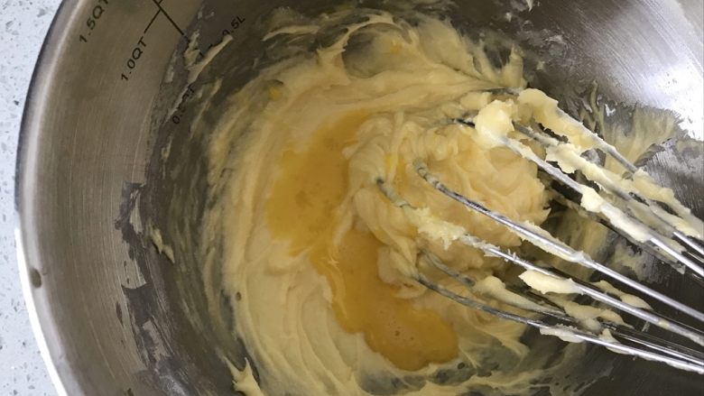 棋格小方,分两次加入全蛋液，全蛋液必须是室温的，不要用冷藏的，会导致黄油与蛋液油水分离。每次加入全蛋液都要搅拌均匀再加入下一次，不需要打发，直接手抽搅拌就可以。