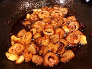 干锅肥肠,放入调味料翻炒使每个猪大肠都能裹上鲜味
