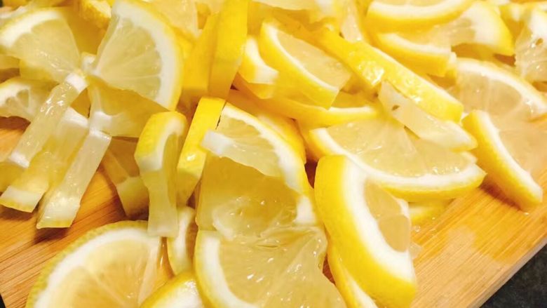 金桔柠檬酱 清新一夏天,<a style='color:red;display:inline-block;' href='/shicai/ 595'>柠檬</a>用少许盐洗净表皮杂质。
去籽，切片备用。