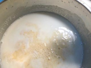 马蹄糕,舀一勺糖浆倒到粉浆里，快速搅拌均匀