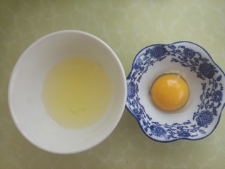 鱼香鸡肉丝,然后打一个鸡蛋，把蛋清和蛋黄分开