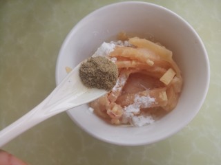 鱼香鸡肉丝,一勺胡椒粉