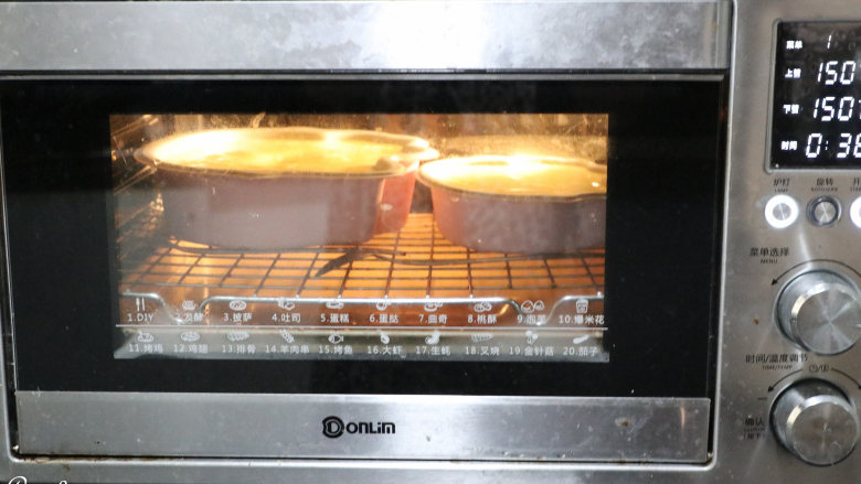 香草kitty轻芝士蛋糕,东菱烤箱上下火160度，最底层放一盘热开水，上层放入网架，预热5分钟，
预热结束后上下火150度烘烘40分钟，再转上下火140度烘烤20分钟。
