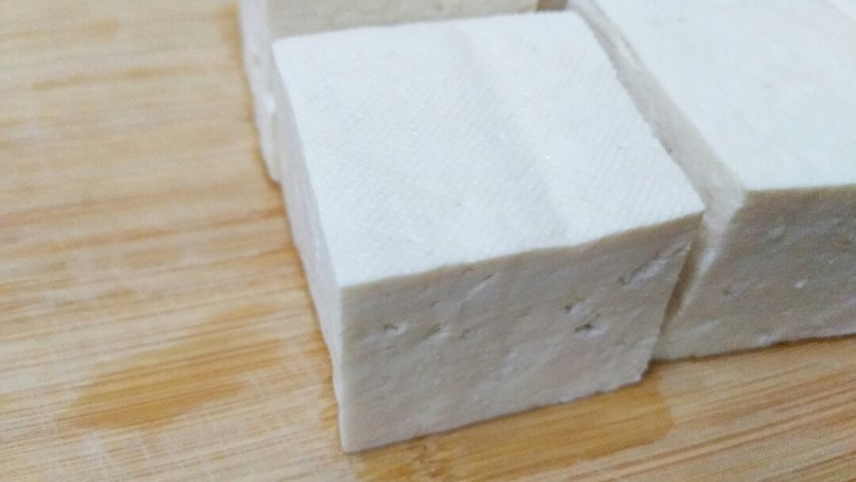 豆腐新花样，你不确定来一份吗？,豆腐切成约2厘米左右的方块。