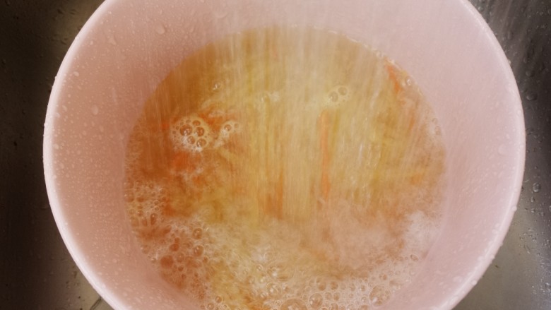 蒜香凉拌土豆丝,放冷水里冲一下，这样能保证土豆丝脆感。