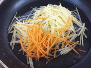 蒜香凉拌土豆丝,然后锅里烧水，把土豆丝和胡萝卜丝放进去焯