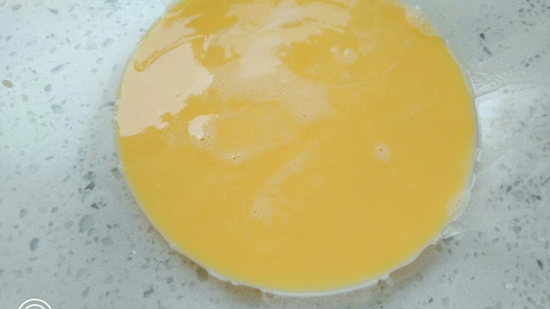 香草卡士达酱,拿一个碗将鸡蛋进行全蛋打散，放置备用。