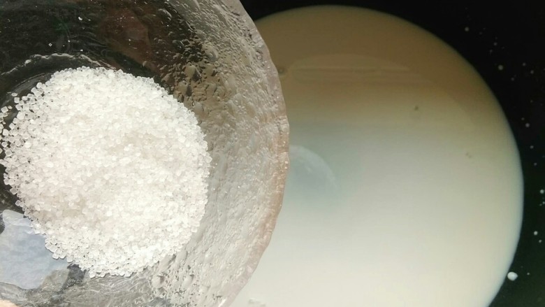 香草卡士达酱,锅中加入牛奶和细砂糖，搅拌。