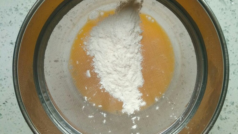 香草卡士达酱,在全蛋液中筛入低粉。