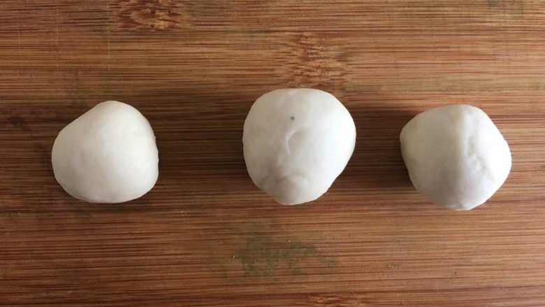 儿童面点系列之豌豆馒头,白色面团做成三个球