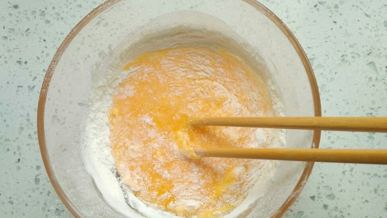 香草卡士达酱,用蛋抽或者筷子搅拌。