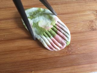 儿童面点系列之贝壳馒头,用筷子从中间夹紧（你也可以加入一点绿色面团）