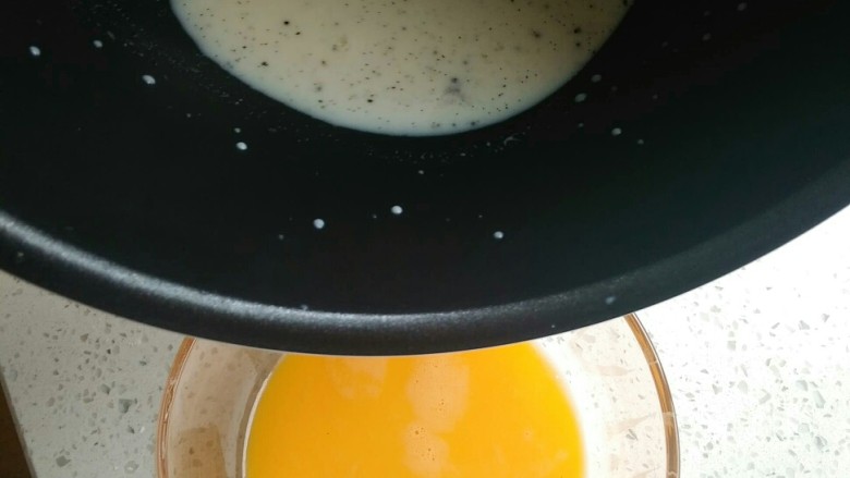 香草卡士达酱,离火以后倒入全蛋液中，边倒边快速搅拌。