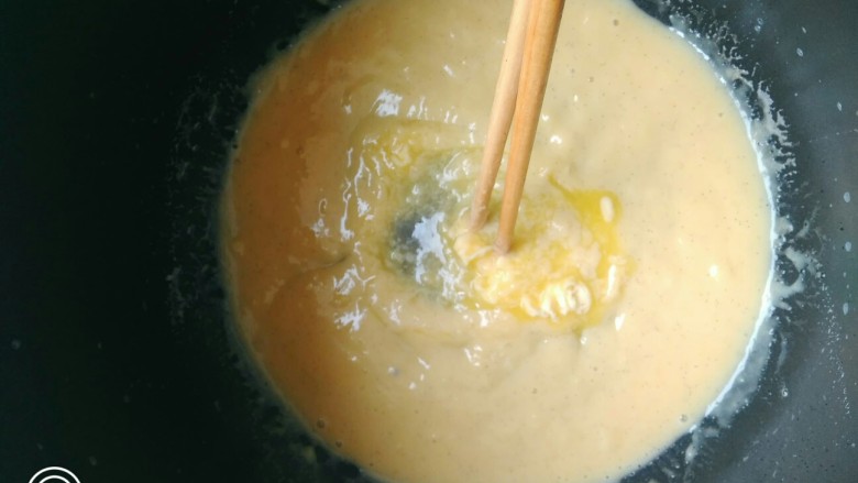 香草卡士达酱,搅拌黄油至融化，搅拌均匀。
