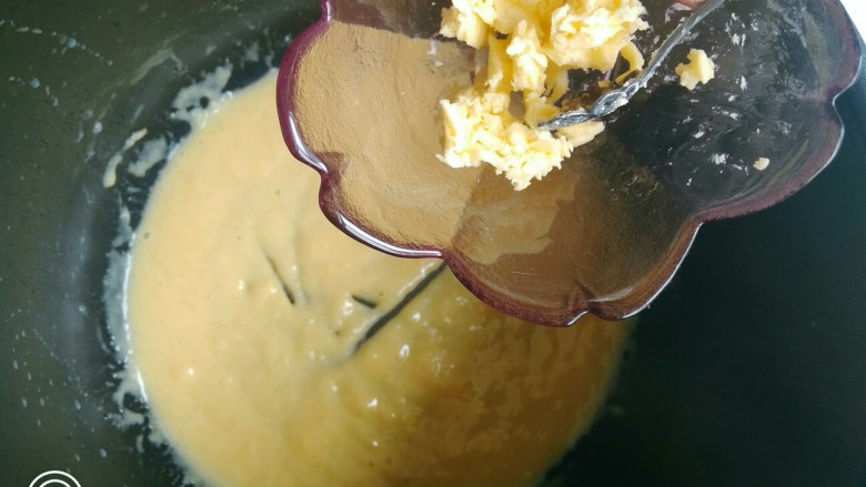 香草卡士达酱,趁余温加入黄油。