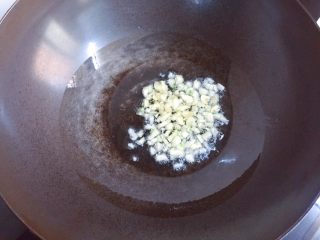 家常小炒四季豆,炒锅倒入适量油烧热，放入蒜末爆香