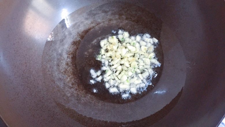 家常小炒四季豆,炒锅倒入适量油烧热，放入蒜末爆香