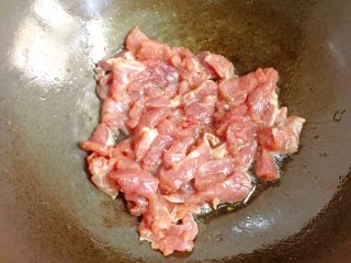 家常小炒四季豆,再次热油，放入腌制好的肉片翻炒
