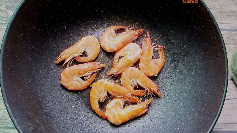 香辣虾煲,煎到两面变红色，外皮有些变得酥脆，就可以捞出控出多余油分