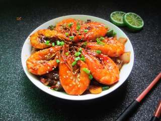 香辣虾煲,花椒和辣椒的量可以根据自己喜欢麻辣的程度来