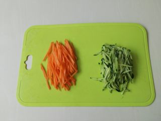夏天来了，教你一招五分钟调制出爽口小凉菜,黄瓜和胡萝卜洗干净，切成丝备用