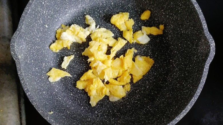 宝宝辅食—咖喱和牛蛋炒饭,锅内少许油，倒入打散的鸡蛋液炒熟炒散盛出备用