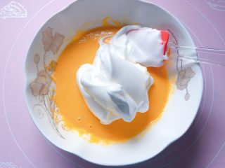 玉米面蒸糕,取1/3的蛋白霜放入蛋黄糊中，从下往上翻拌均匀
