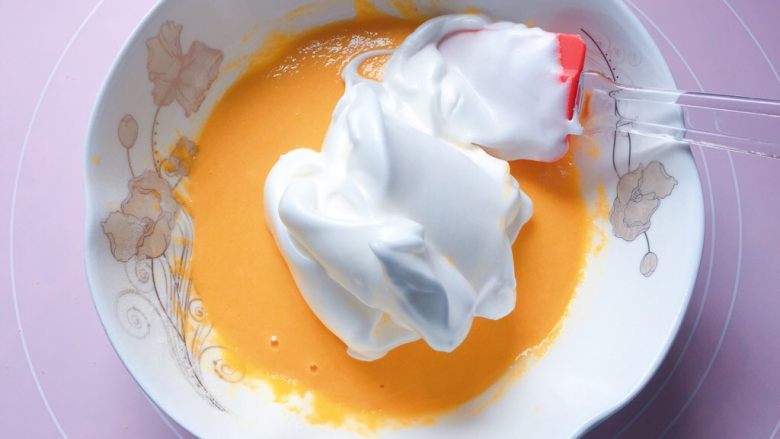 玉米面蒸糕,取1/3的蛋白霜放入蛋黄糊中，从下往上翻拌均匀