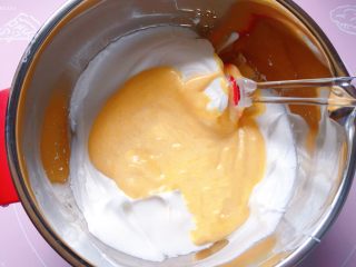 玉米面蒸糕,将混合好的蛋黄糊倒入蛋白盆中，以同样的手法翻拌均匀（不要画圈）