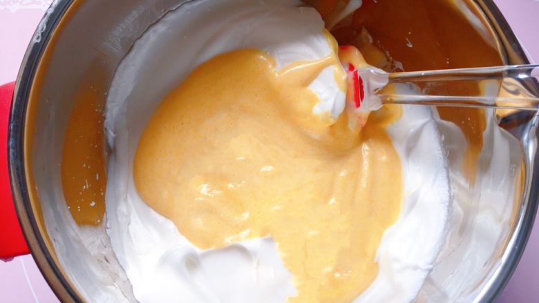 玉米面蒸糕,将混合好的蛋黄糊倒入蛋白盆中，以同样的手法翻拌均匀（不要画圈）