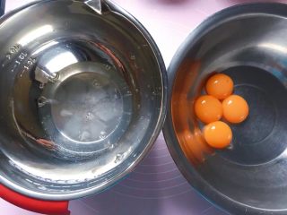 玉米面蒸糕,将蛋清 蛋黄分离，装蛋清的盆要确保无水无油